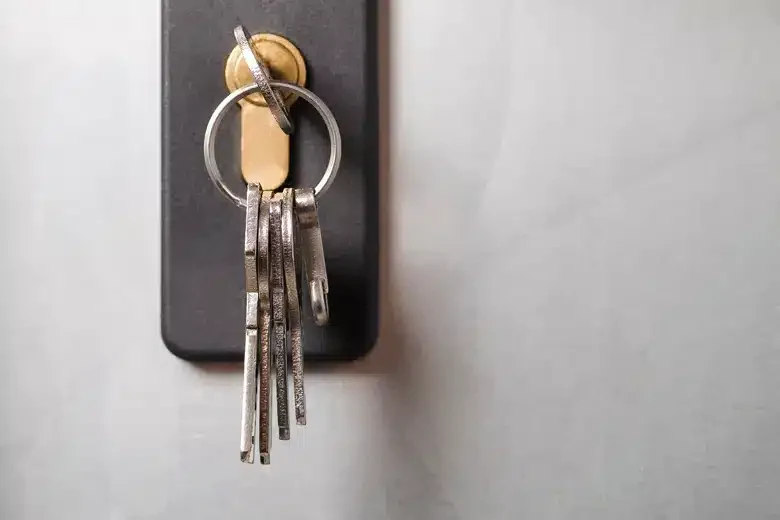 Comment ouvrir sa porte quand on a laissé les clefs derrière ?