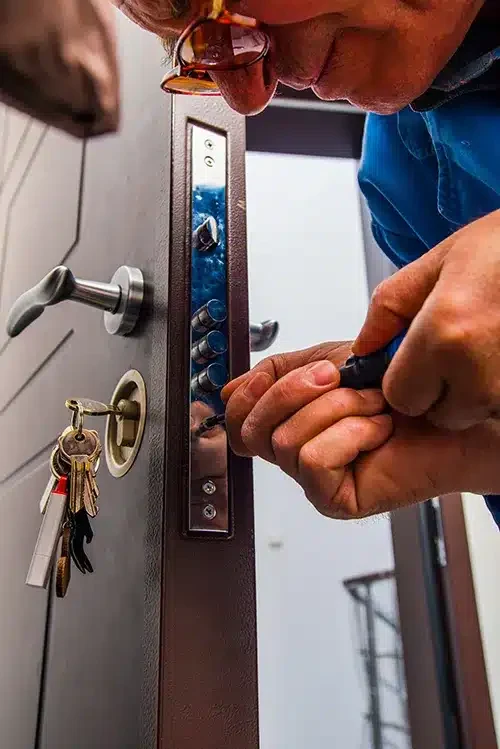 Serrurier installant une porte blindée à Lyon